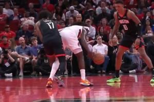 🤕有点不妙！伊森受伤瞬间：被霍勒迪顶到了左腿