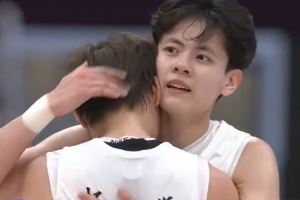 太不容易了！广东全运女篮夺金 赛后杨力维与杨舒予拥抱时哭了